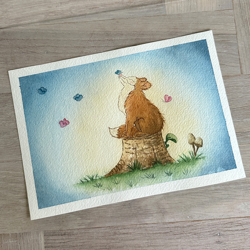 Håndmalet akvarel af Nellie ræv på en træstub omgivet af sommerfugle – original illustration fra Fabelskoven