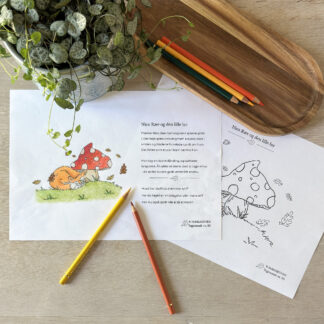 Nico Ræv coloring page og historieark på et bord med farveblyanter.